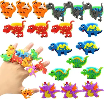 74pcs דינוזאור לאורחים דינוזאור צמידים טבעות מחזיקי מפתחות מדבקות צעצועים פרסים מתנת קרנבלים לילדים יום הולדת אספקה